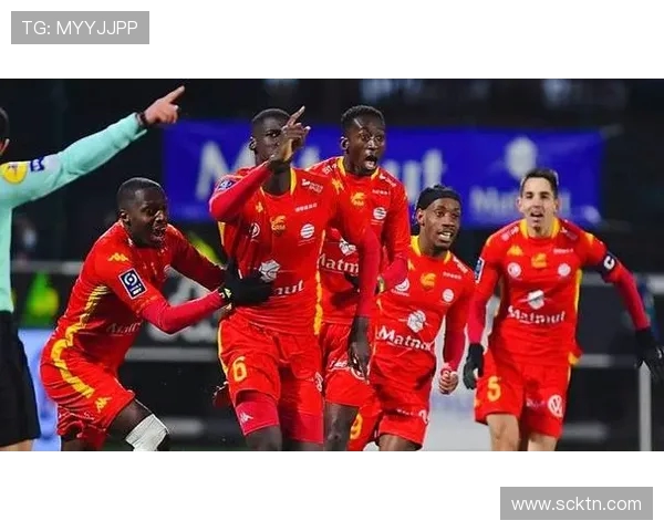 场奎维利与欧塞尔的激烈对决展现足球魅力与团队精神